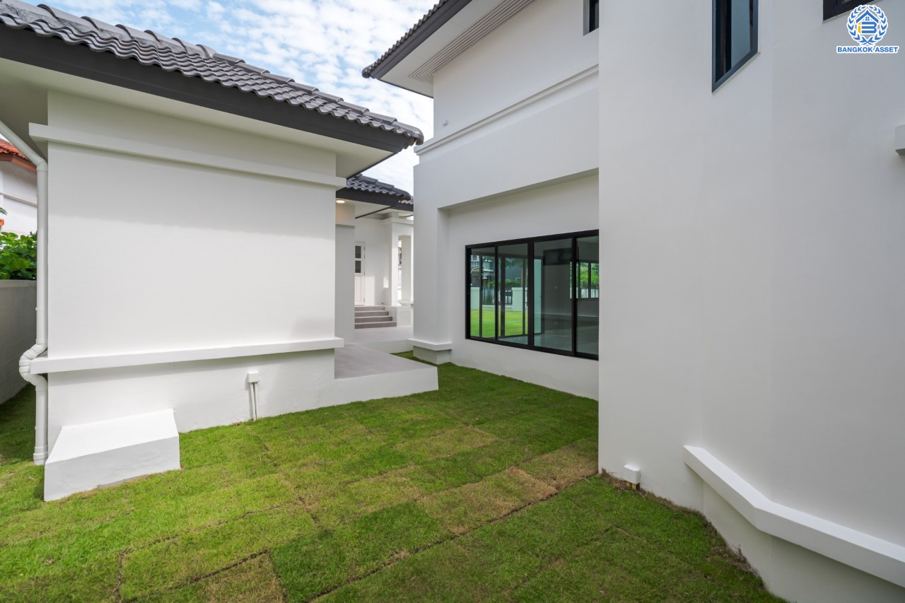 คฤหาสน์หลังใหญ่ตกแต่งใหม่ ม.บ้านสวนดอกไม้ ปิ่นเกล้า ดีไซน์สุด Luxury เนื้อที่ 154.5 ตร.ว. บนพื้นที่ใช้สอยถึง 435 ตร.ม. ฟังก์ชันจัดเต็ม 5 ห้องนอน 6 ห้องน้ำ 1 ห้องแม่บ้าน 2 ห้องอเนกประสงค์ (มีเรือนรับรองด้านข้าง พร้อมห้องน้ำในตัว) จอดรถได้ถึง 4 คัน บนทำเลเชื่อมต่อเมืองอย่างรวดเร็ว ใกล้ทางคู่ขนานลอยฟ้าบรมราชชนนี ทางด่วน "กาญจนาภิเษก" ม.มหิดล และเซ็นทรัลปิ่นเกล้า